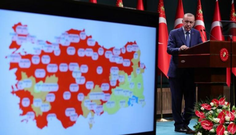 أردوغان ينظر بأسى إلى خريطة توضح انتشار إصابات كورونا في مختلف أنحاء تركيا