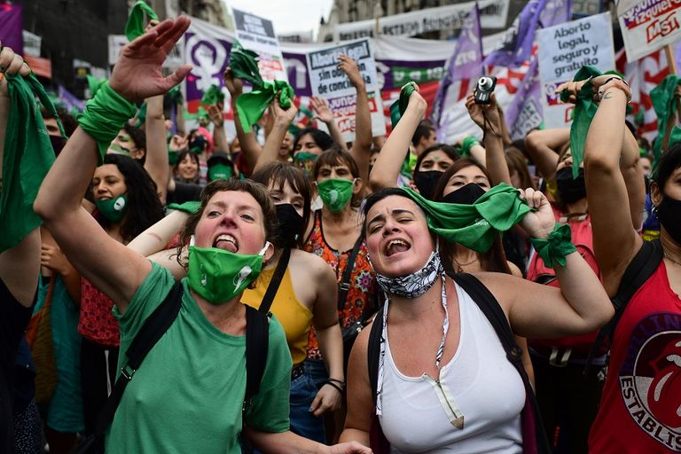 الإمارات تتقدم 48 مركزا في مؤشر الفجوة بين الجنسين بالعالم