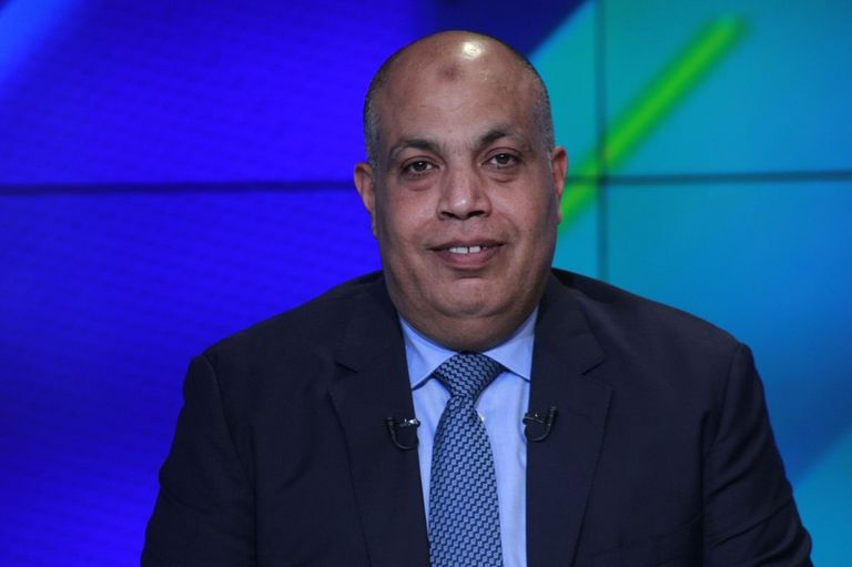 إبراهيم عبدالله عضو اللجنة التنفيذية بنادي الزمالك نجوم فريق كرة القدم بالزمالك في المدرجات خلال ديربي السلة