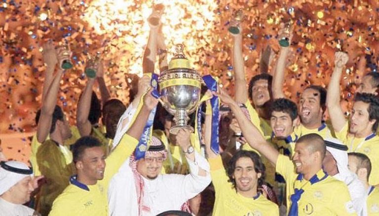 الأمير فيصل بن تركي يحتفل مع لاعبي النصر
