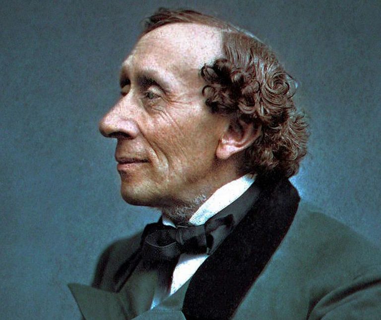 طفلة تقرأ كتاباً- أرشيفية