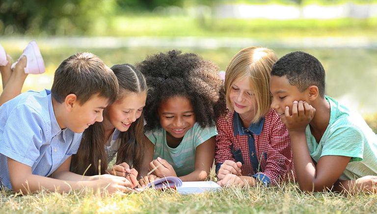 طفلة تقرأ كتاباً- أرشيفية