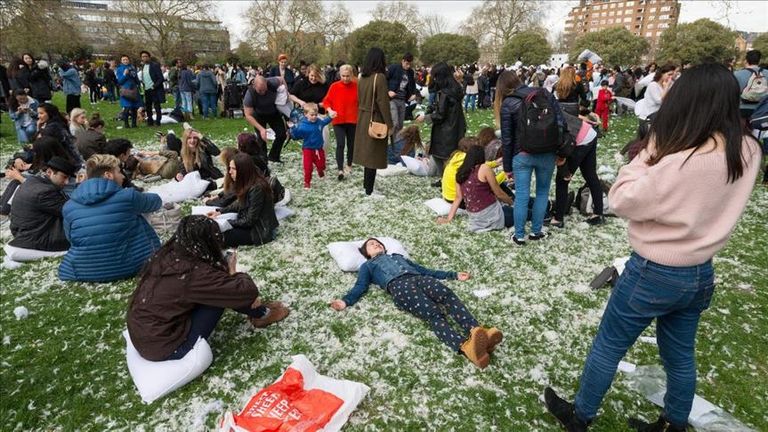 اليوم العالمي لحرب الوسائد اليوم العالمي لحرب الوسائد- أرشيفية