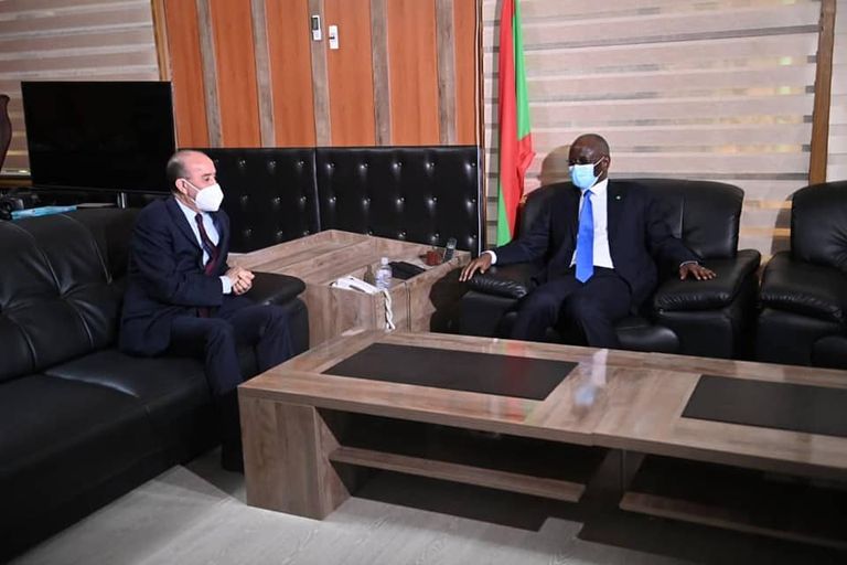 جانب من لقاء وزير الداخلية الموريتاني مع نظيره الجزائري جانب من توقيع الاتفاقية المشتركة بين وزيري داخلية الجزائر وموريتانيا