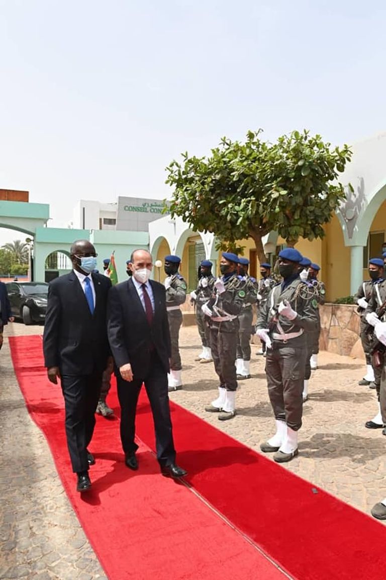 جانب من مراسم استقبال وزير الداخلية الجزائري من قبل نظيره الموريتاني جانب من توقيع الاتفاقية المشتركة بين وزيري داخلية الجزائر وموريتانيا