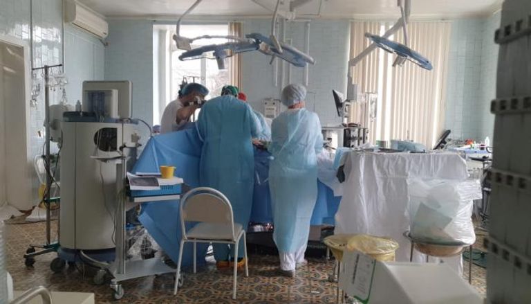الأطباء يواصلون إجراء عملية القلب المفتوح رغم الحريق بالمستشفى