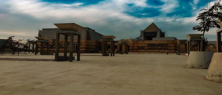 المتحف القومي للحضارة المصرية واجهة المتحف المصري بالتحرير