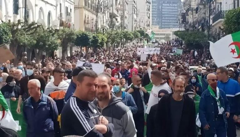 مظاهرة حاشدة بالجزائر العاصمة في الجمعة 112 مطالبة بالتغيير الجذري
