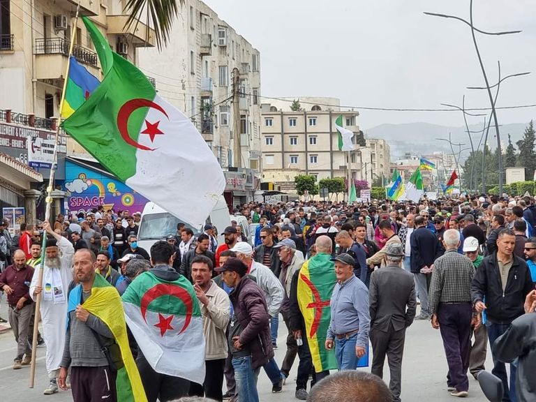 مظاهرة حاشدة بالجزائر العاصمة في الجمعة 112 مطالبة بالتغيير الجذري مظاهرة حاشدة بالجزائر العاصمة في الجمعة 112 مطالبة بالتغيير الجذري