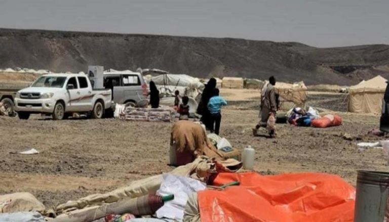 النازحون يفرون من القصف الحوثي على مخيمات اللجوء