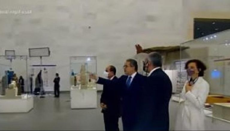 الرئيس المصري يستمع إلى شرح وزير الآثار المصري