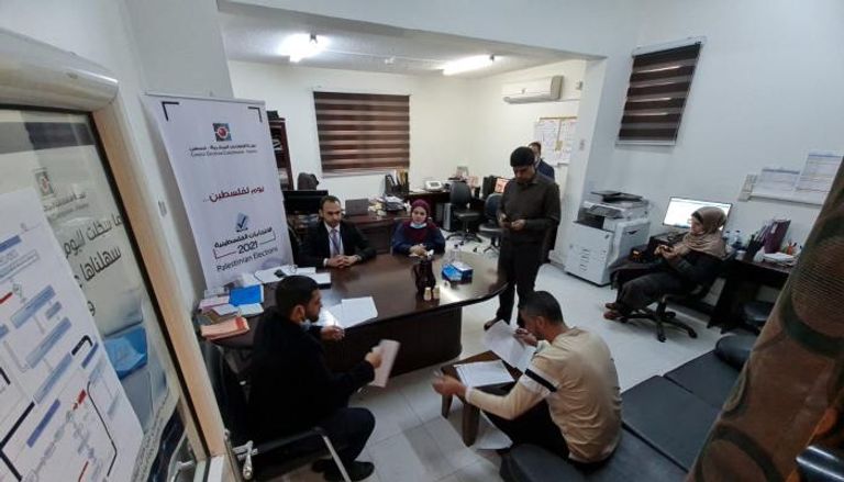 لجنة الانتخابات تستقبل القوائم المرشحة بغزة