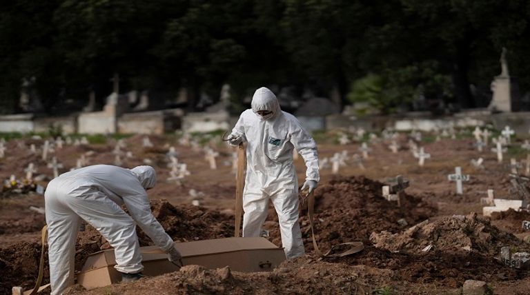 شخص يخضع لاختبار فيروس كورونا بالهند