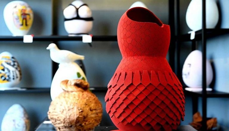 صاحب المتجر مع منحوتات من بيض الشوكولاتة