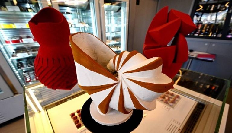 صاحب المتجر مع منحوتات من بيض الشوكولاتة