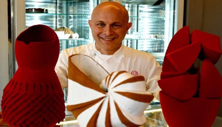 صاحب المتجر مع منحوتات من بيض الشوكولاتة