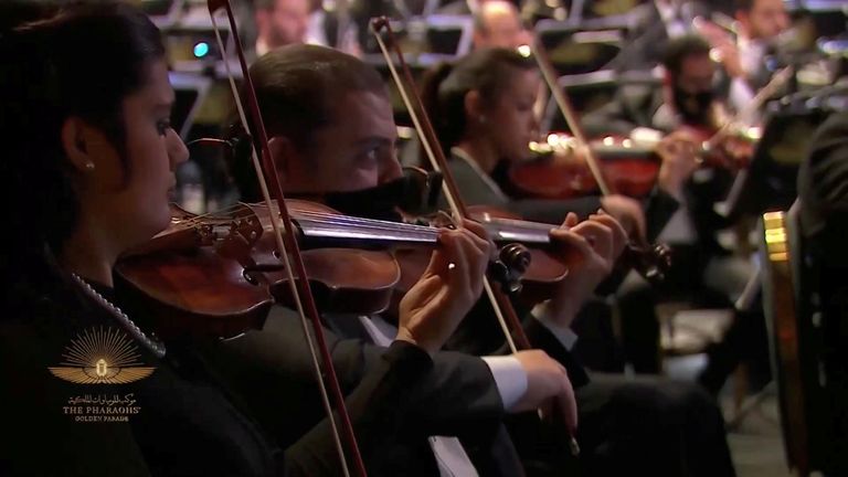 نادر عباسي قائد أوركسترا موكب المومياوات