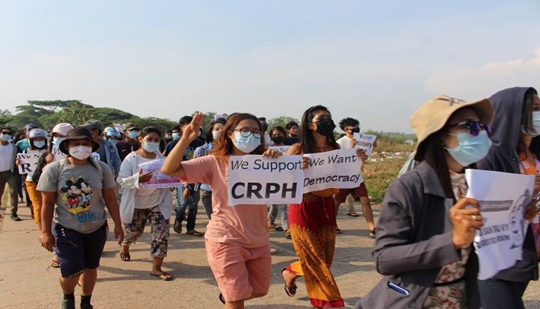 متظاهرو ميانمار يرفعون البيض ضد الانقلاب