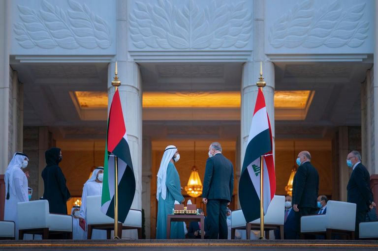 الشيخ محمد بن راشد آل مكتوم خلال استقبال مصطفى الكاظمي