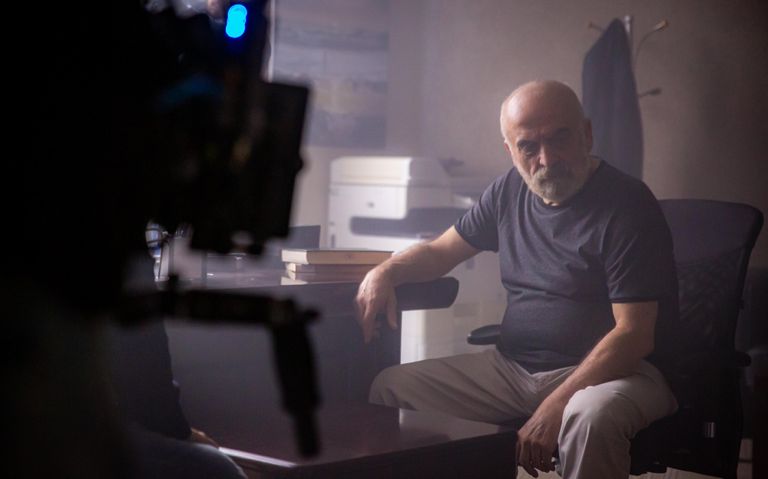 سلوم حداد لقطة من مسلسل المنصة