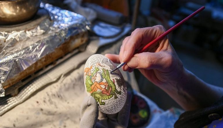 بيض عيد الفصح مزين بنقوش تشبه الدانتيل