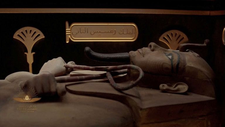 عربة من عربات الموكب الملكي للمومياوات المصرية