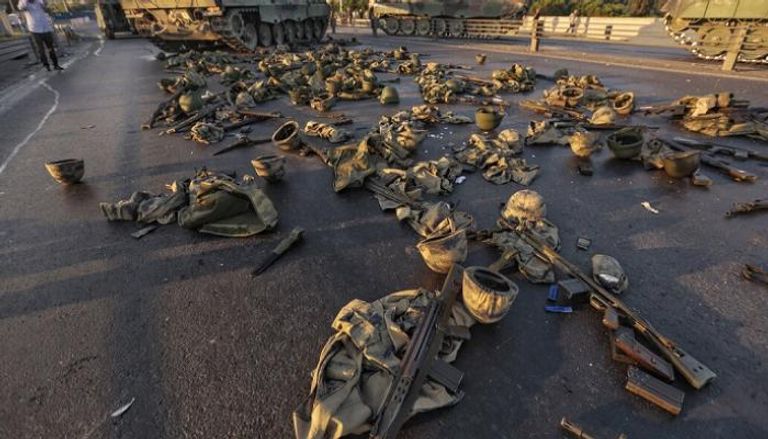 متعلقات وأسلحة جنود أتراك اتهموا بالمشاركة في الانقلاب المزعوم