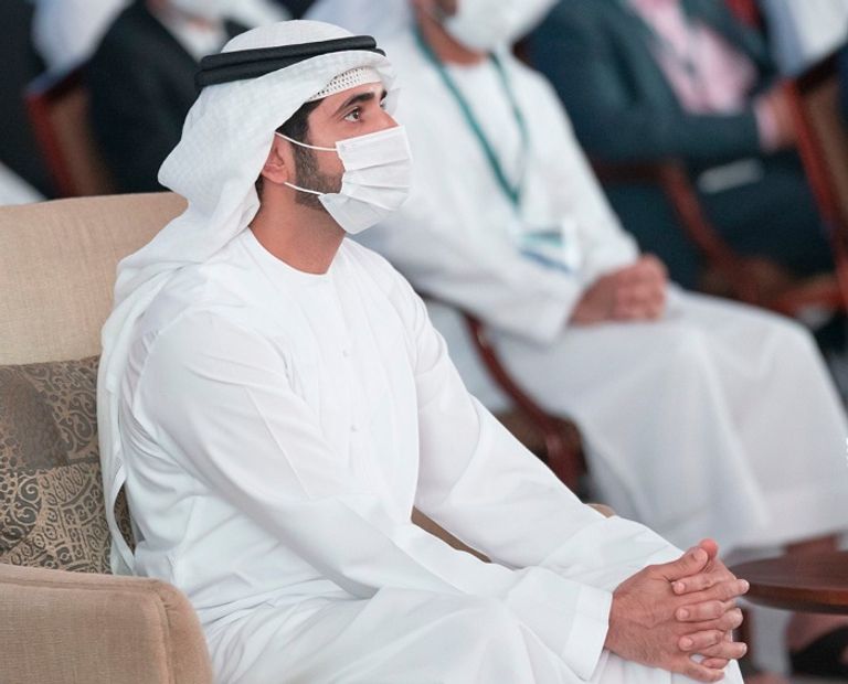 الشيخ حمدان بن محمد بن راشد آل مكتوم، ولي عهد دبي، خلال جولته المعرض
