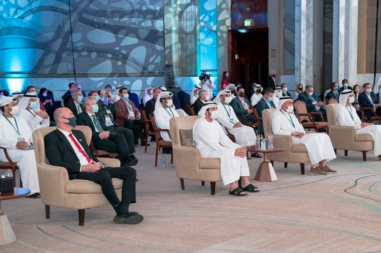 الشيخ حمدان بن محمد بن راشد آل مكتوم، ولي عهد دبي، خلال جولته المعرض