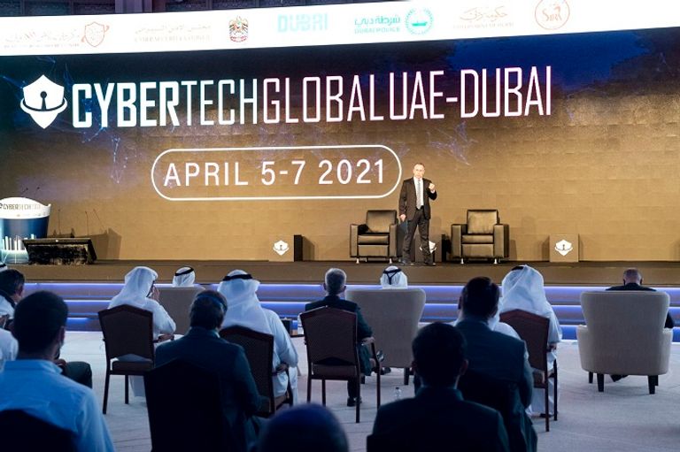 الشيخ حمدان بن محمد بن راشد آل مكتوم، ولي عهد دبي، خلال جولته المعرض