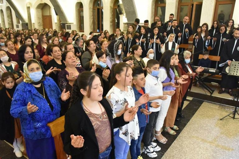 المسيحيون في كنيسة بقضاء الحمدانية شمال العراق 