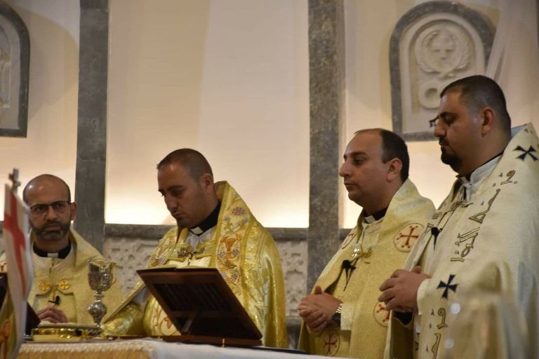 المسيحيون في كنيسة بقضاء الحمدانية شمال العراق 