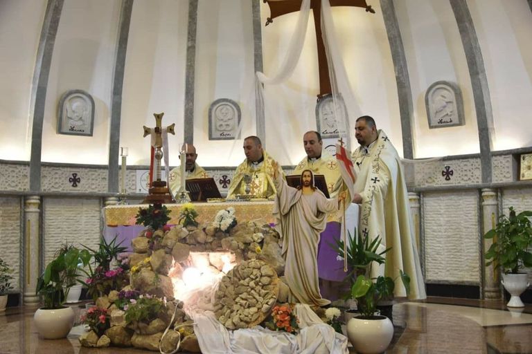 المسيحيون في كنيسة بقضاء الحمدانية شمال العراق 