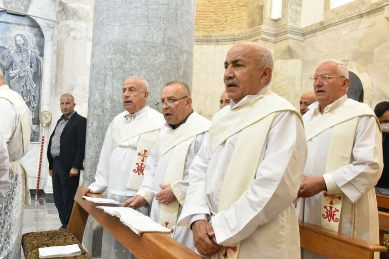 المسيحيون في كنيسة بقضاء الحمدانية شمال العراق 