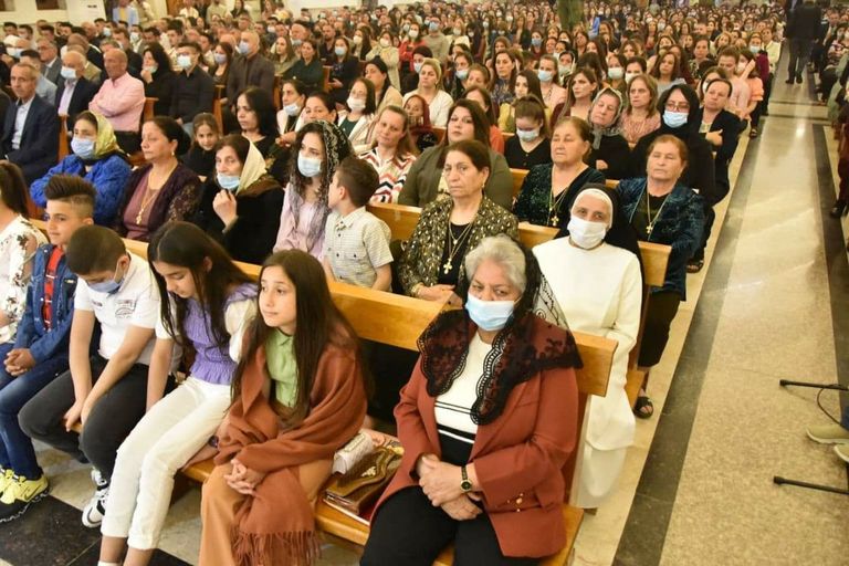 المسيحيون في كنيسة بقضاء الحمدانية شمال العراق 