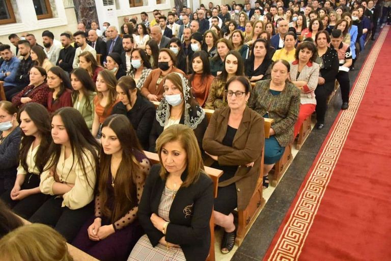المسيحيون في كنيسة بقضاء الحمدانية شمال العراق 