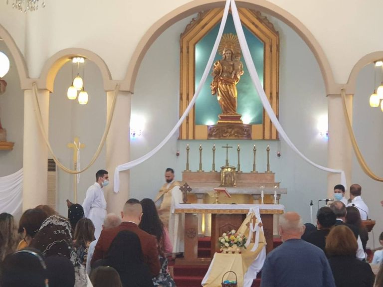 المسيحيون في كنيسة بقضاء الحمدانية شمال العراق 