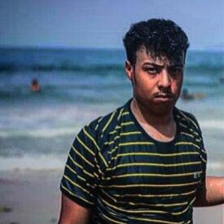 طارق مع والدته