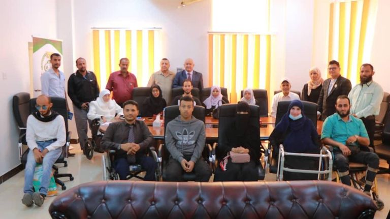 طارق مع والدته