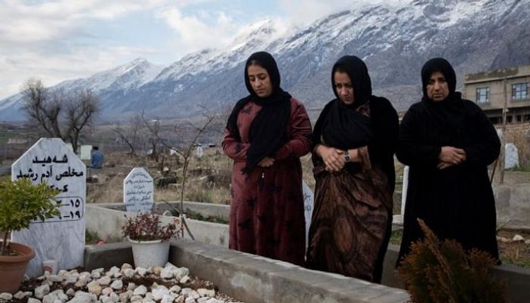 عائلة أحد ضحايا الطائرات المسيرة التركية أمام قبره