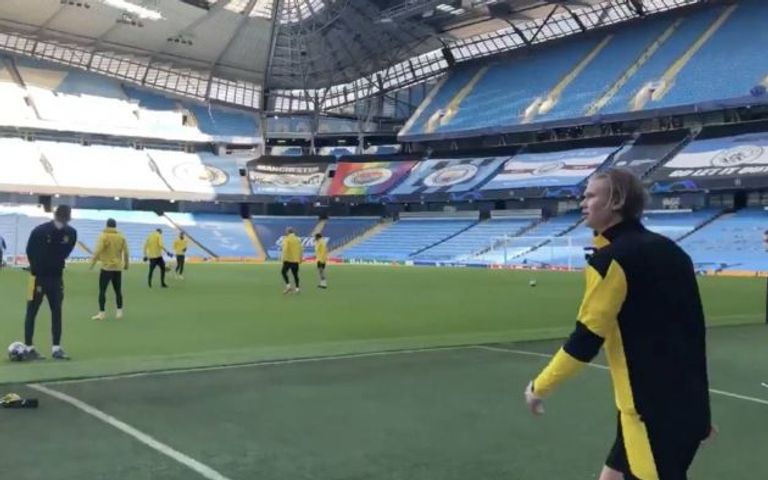 هالاند داخل ملعب الاتحاد