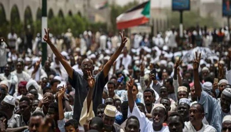 اعتصام السودانيين أمام قيادة الجيش- أرشيفية