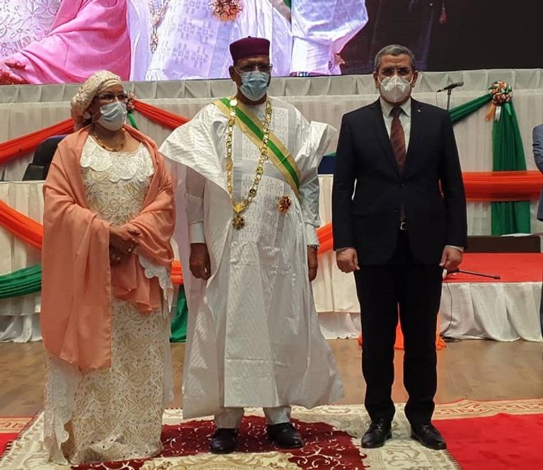 جانب من استقبال رئيس النيجر المنتخب لرئيس الوزراء الجزائري