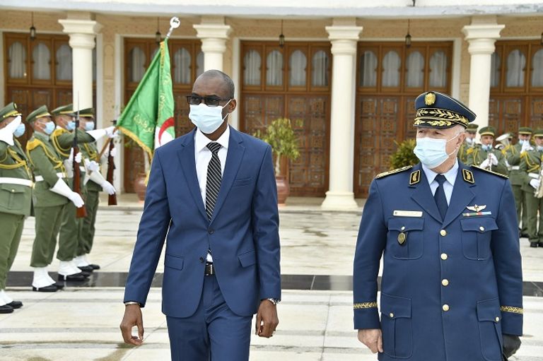 جانب من مراسم استقبال وزير الدفاع المالي بمقر وزارة الدفاع الجزائرية