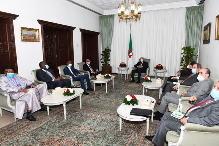 جانب من استقبال الرئيس الجزائري لوزيري الخارجية والدفاع في مالي