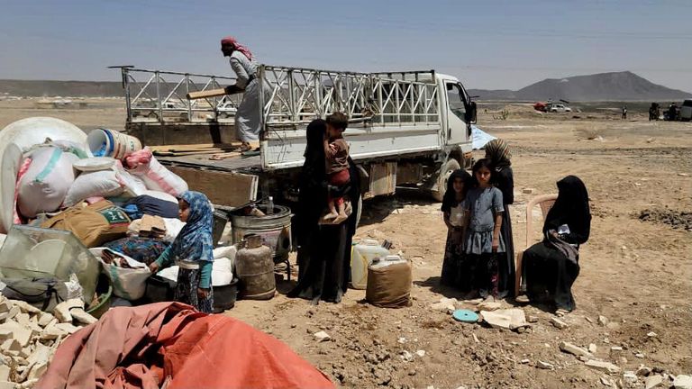 جانب من النزوح المتجدد للعائلات في مخميات مأرب جانب من النزوح المتجدد للعائلات في مخيمات مأرب