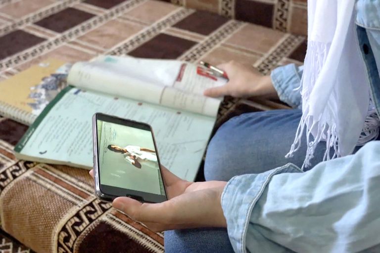 الطالبة يافا تتابع قناة معلم الكيمياء ابراهيم يوسف على اليوتيب من أجل فهم المادة الدراسية.