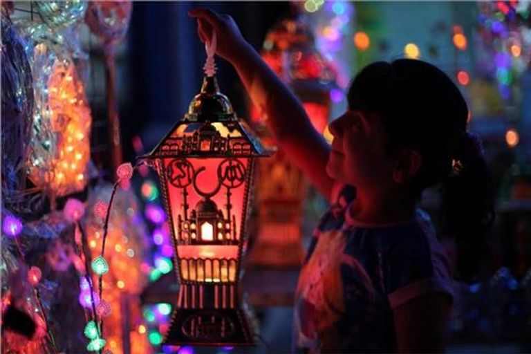 طفلة تحمل فانوس رمضان