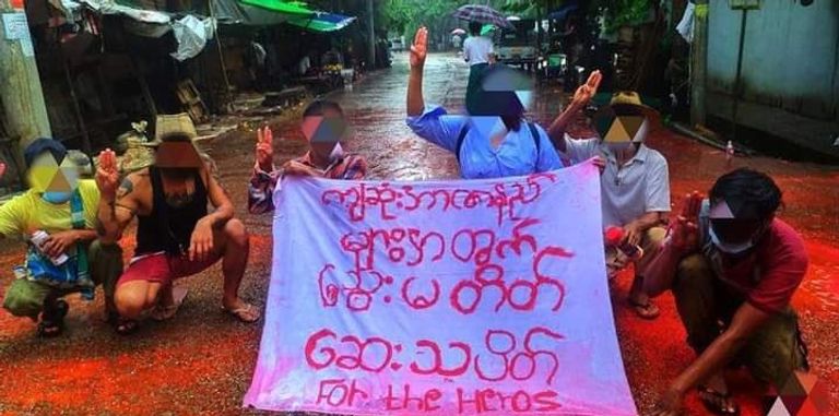 متظاهرة تشارك في الاحتجاجات