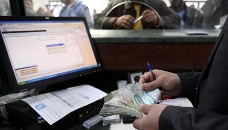موظف بأحد مصارف ليبيا - أرشيفية